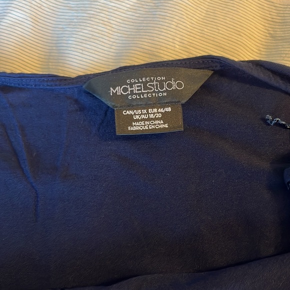 Navy top with pretty flower design - Picture 2 of 2